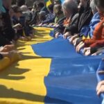 Despliegan una bandera de Ucrania gigante frente a la Casa Blanca para pedir a Trump que ayude al país