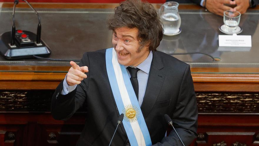 Milei vuelve a amenazar con salir del Mercosur y defiende su política de «motosierra»