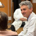 La «terapia de la dignidad»: el médico sevillano que entrevista a pacientes terminales para ayudarles a morir
