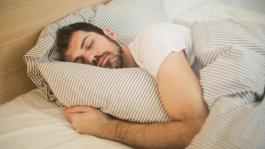 ¿Te levantas con sueño y no logras dormir bien? La experta en descanso da la clave para dormirte en minutos