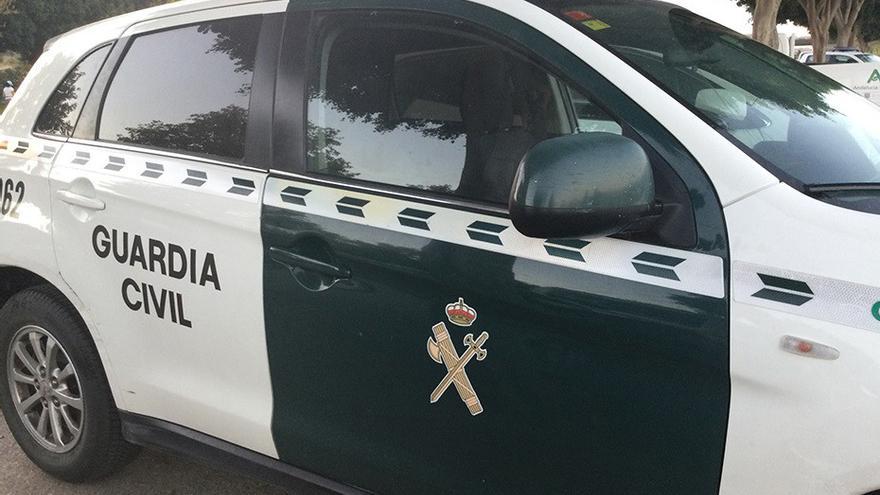 La Guardia Civil pone en alerta a toda España con «el timo del sicario»: mandan vídeos en los que salen con armas y amenazan de muerte