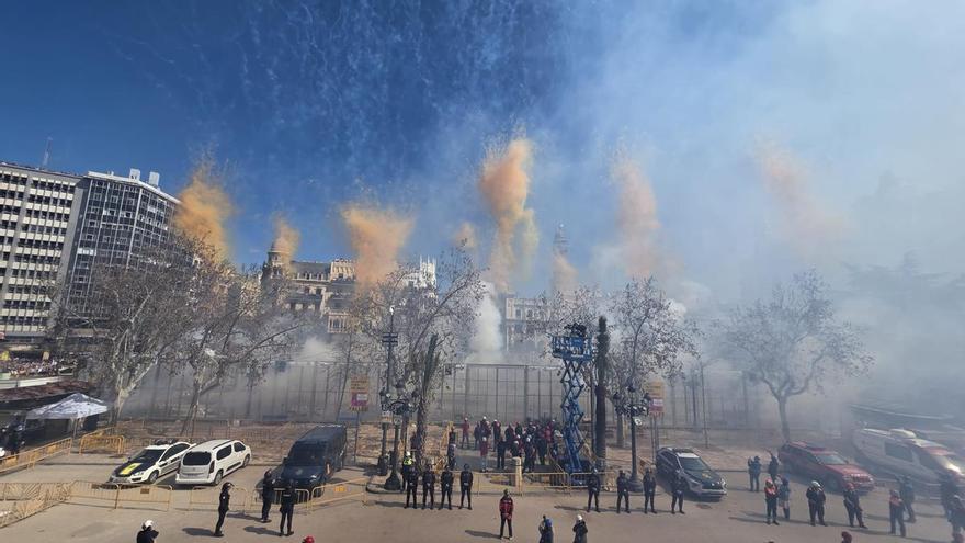 Valencia da comienzo a los días grandes de las Fallas con una mascletà al límite legal de pólvora