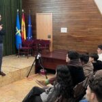 Visita y charla del jesuita Lucas Alcañiz en el colegio de la Inmaculada