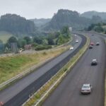 Caos en la Autovía Minera por un choque entre cuatro coches y la avería de un autocar en Siero