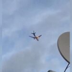El momento en el que un avión se incendia en pleno vuelo y efectúa un aterrizaje de emergencia