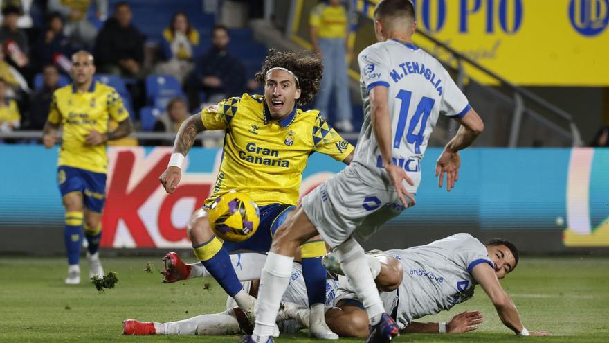 Las Palmas resucita en el descuento y castiga al Alavés