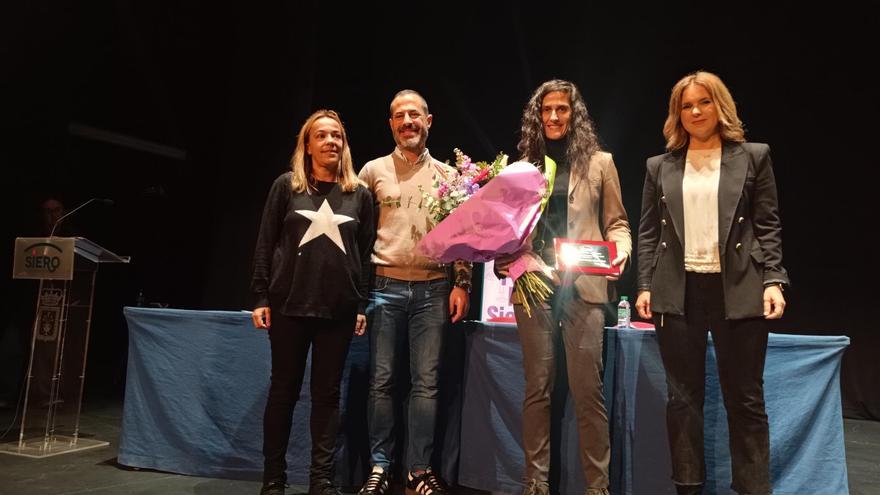 VÍDEO: Montse Tomé recoge en Pola de Siero el Premio Mujer Sierense