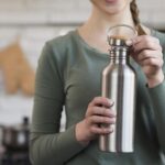 Si no lavas tu botella de agua (de cristal o acero inoxidable) con esta frecuencia podrías estar bebiéndote algo más: bacterias y hongos
