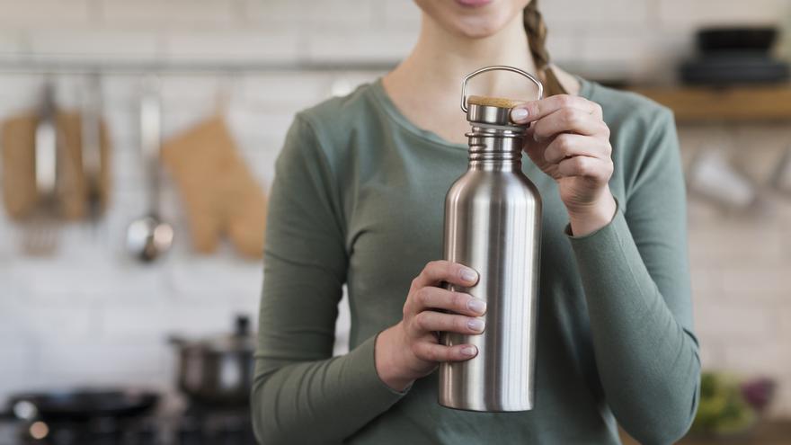 Si no lavas tu botella de agua (de cristal o acero inoxidable) con esta frecuencia podrías estar bebiéndote algo más: bacterias y hongos