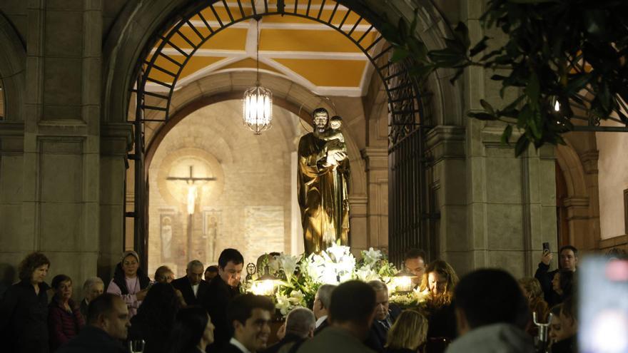 La primera procesión de San José maravilla a Gijón: “Hay mucha devoción”