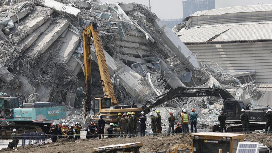 Continúan las labores de búsqueda y rescate en el edificio derruido de Bangkok