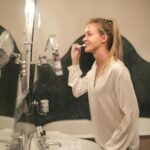 Los españoles van más al dentista que al médico de cabecera, se cepillan más los dientes y prefieren el dispositivo eléctrico