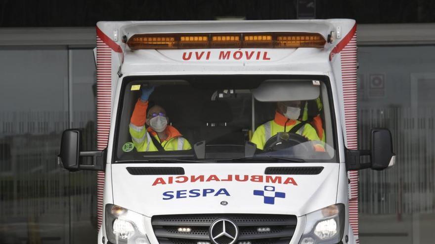 Accidente en Sariego: herido grave al salirse de la carretera y quedar atrapado en su coche