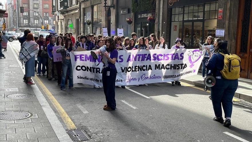 Las estudiantes calienta motores saliendo a la calle en Gijón : «En pie contra la violencia machista»