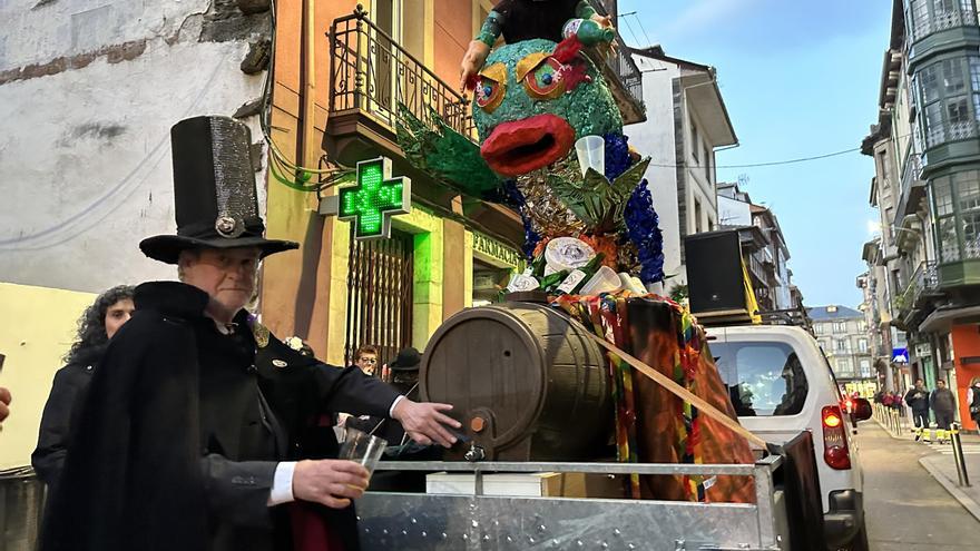 La sardina más sidrera sale a la calle en Luarca y reparte 500 rosquillas y 12 litros de anís: «Se acabó la fiesta»