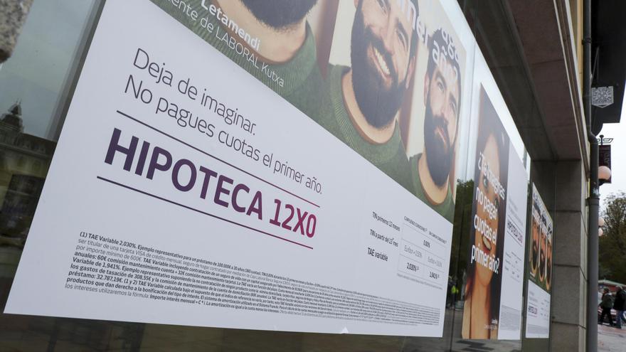 CALCULADORA | El euríbor se estabiliza en el 2,4% pero sigue abaratando las cuotas de las hipotecas