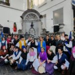El Manneken Pis estrena traje vaqueiro, así luce la popular escultura que es todo un símbolo en la capital belga