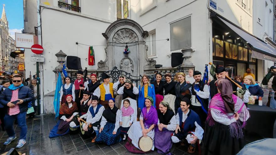 El Manneken Pis estrena traje vaqueiro, así luce la popular escultura que es todo un símbolo en la capital belga