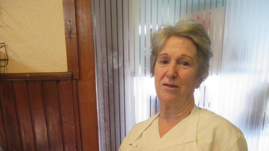 El acto de entrega del Sifón de Oro a «Rosi, la de Peña Santa», el 8 de marzo, en el Ayuntamiento de Cangas de Onís