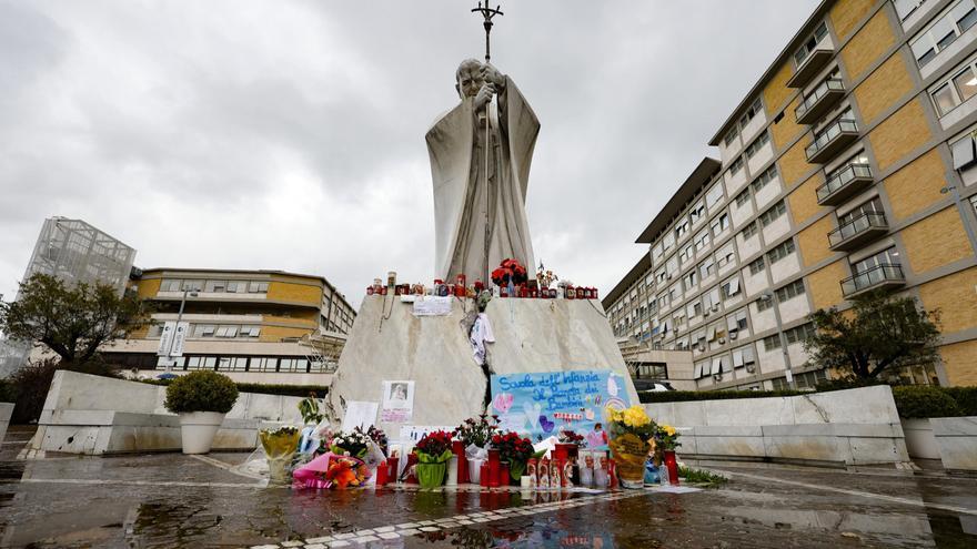 Incertidumbre absoluta en El Vaticano ante el imprevisible desenlace de la hospitalización del Papa