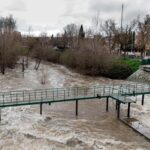 Carreteras cortadas en Madrid tras el desbordamiento del Río Manzanares: la Aemet mantiene la alerta amarilla en la Comunidad