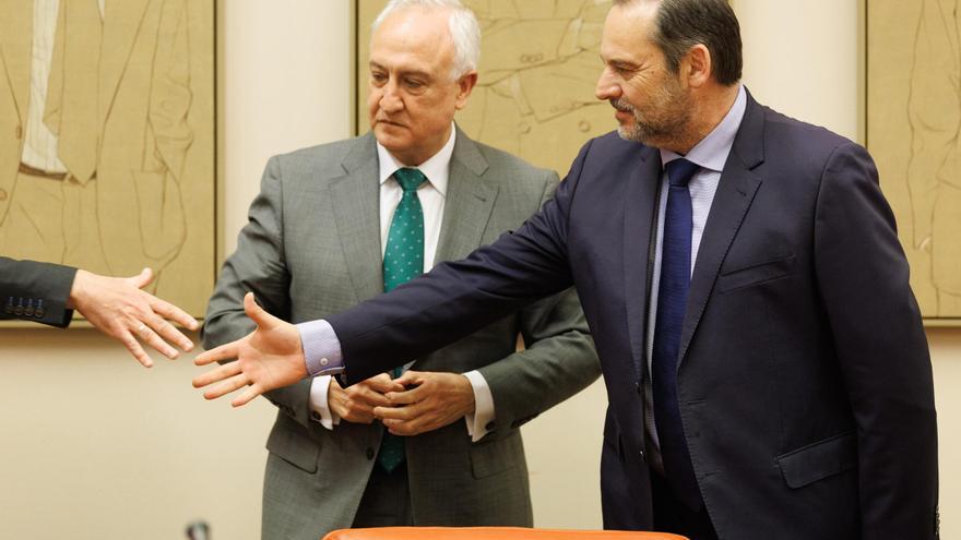 Una jueza condena a Alvise Pérez a indemnizar con 60.000 euros a Ábalos por publicar fotos de su intimidad personal