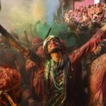 La India se baña en colores para celebrar el festival hindú de Holi