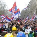 Miles de manifestantes protestan contra el Gobierno en Belgrado