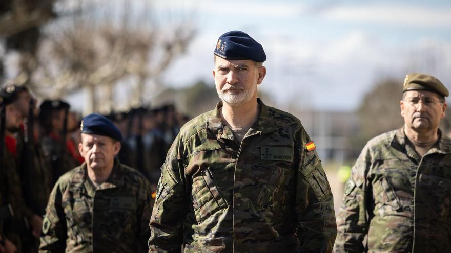 El Rey visita en la Brigada Aragón I a la «primera unidad» que ayudó al pueblo valenciano en la DANA