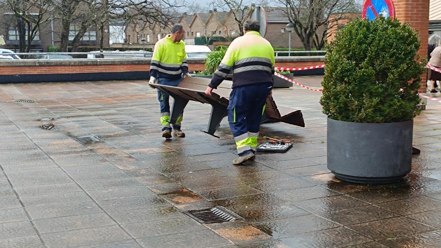 Retirada del mobiliario urbano de la Plaza Mayor de La Fresneda