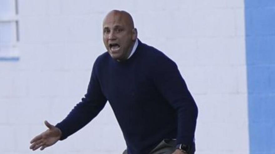 El entrenador del Avilés Javi Rozada, otra vez expulsado: «Es injusto, no se dirigía a él», dice su ayudante