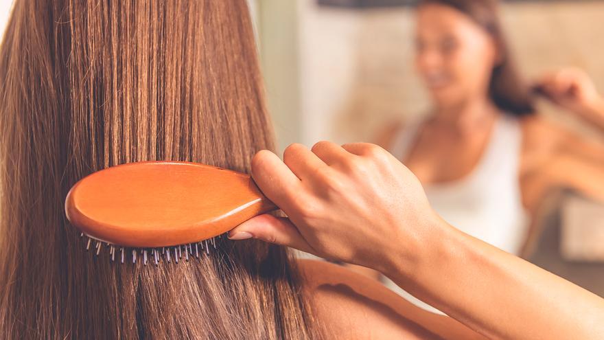 Soy experta en limpieza y esto es lo que le pasa a tu pelo si no limpias correctamente peines y cepillos