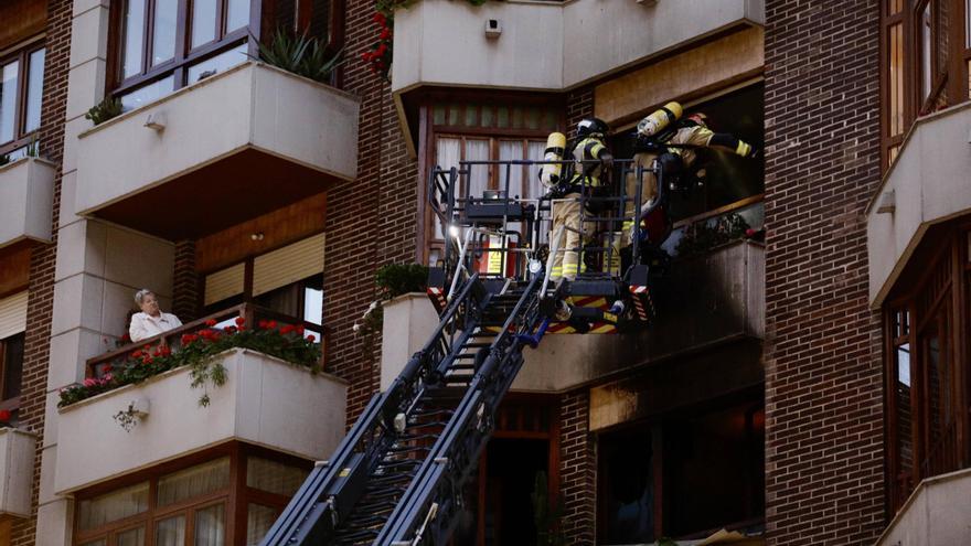 Hablan los vecinos del piso arrasado por el fuego en Gijón: «Ha quedado completamente arrasado»