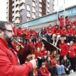 Aplausos, abrazos y confeti: así fue el recibimiento a la Banda de Gaitas «Villa de Xixón» tras triunfar en Nueva York