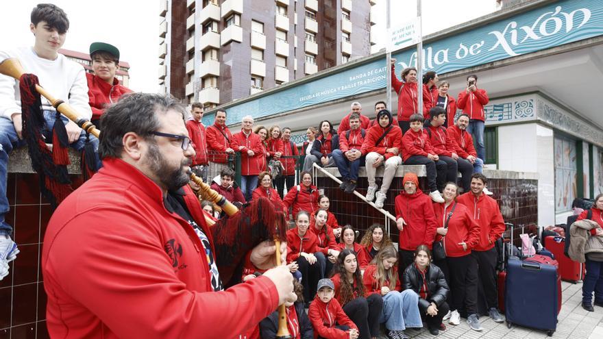 Aplausos, abrazos y confeti: así fue el recibimiento a la Banda de Gaitas «Villa de Xixón» tras triunfar en Nueva York