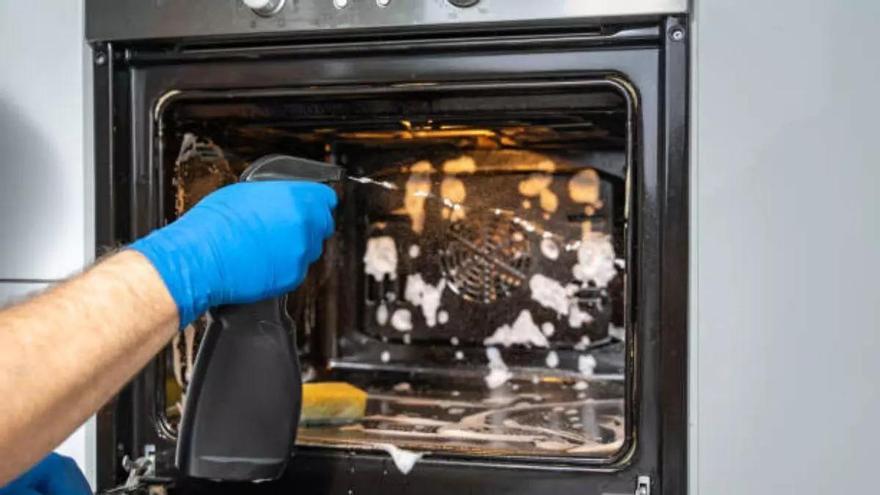 Estás limpiando mal los electrodomésticos: esta es la forma correcta de lavar la nevera, el horno, el lavavajillas…