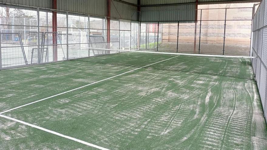 Culminadas las obras de mejora de la cancha de pádel, en Cangas de Onís