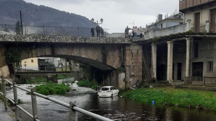 Aparatoso accidente en Navelgas: así fue el momento en el que un coché cayó al río