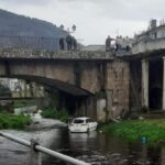 VÍDEO: Aparatoso accidente en Navelgas: un coche cae al río en pleno centro de la localidad (y el conductor sale ileso)