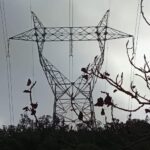 Las eléctricas presionan al límite para disparar lo que cobran por sus redes en la factura de luz