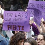 Crónica del 8M asturiano en Gijón: unidad con discrepancias aparcadas, una polémica imagen de «La Santina» portada por transfeministas y una vecina de 85 años que se estrenó