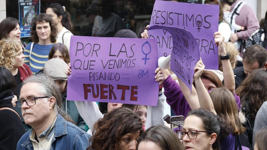 Crónica del 8M asturiano en Gijón: unidad con discrepancias aparcadas, una polémica imagen de «La Santina» portada por transfeministas y una vecina de 85 años que se estrenó