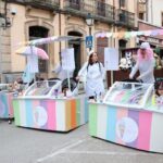 Los dinosaurios toman las calles de Salas y «devoran» el primer premio de Carnaval de carrozas
