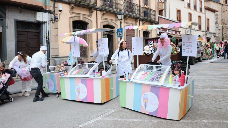 Los dinosaurios toman las calles de Salas y «devoran» el primer premio de Carnaval de carrozas