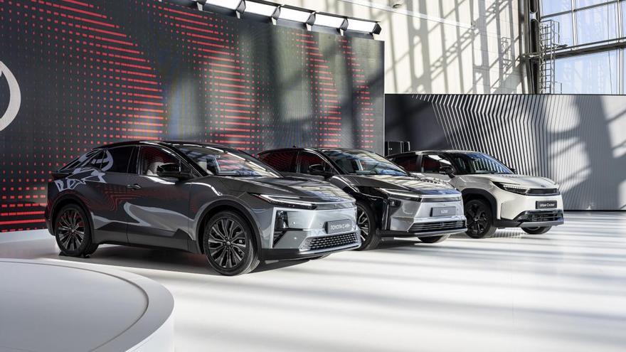 Toyota no se conforma con ser el rey de los coches híbridos, y refuerza su apuesta 100% eléctrica con tres nuevos SUV