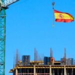 ¿Sabes por qué se coloca una bandera de España en la parte más alta de una obra?