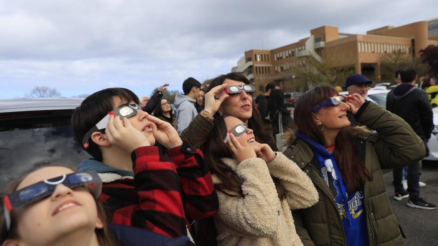 Así se vio en Gijón el eclipse parcial de sol (en imágenes)