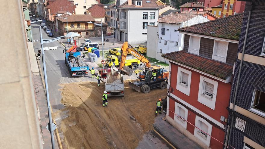 El operativo de limpieza trabaja en la zona de Mieres donde se produjo la explosión: «No será fácil recuperar la normalidad»