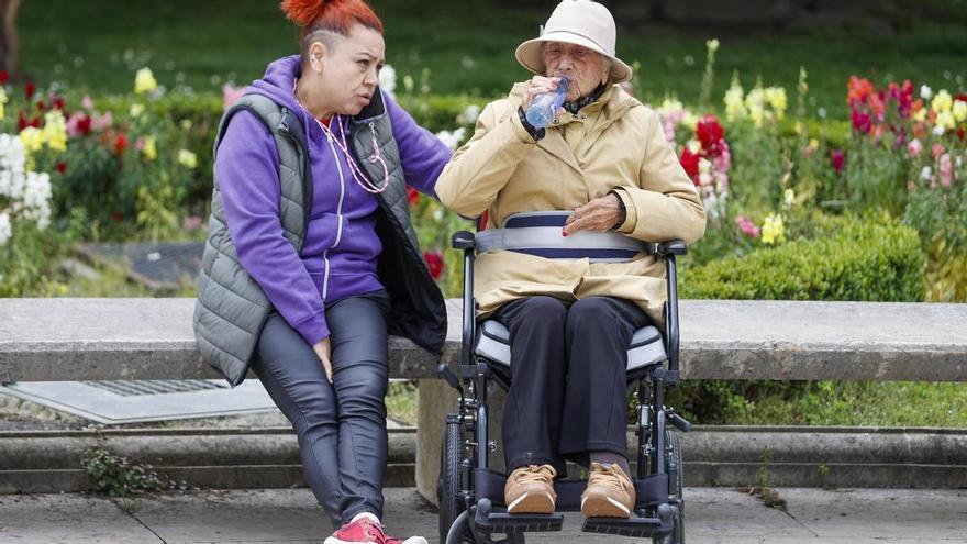 Los déficits del sistema de dependencia se agravan: en 2030 se necesitarán 260.000 cuidadores más