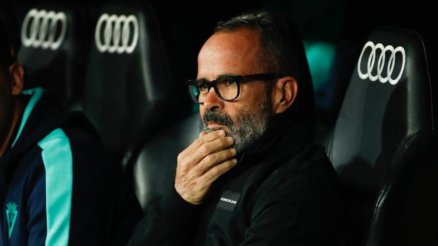 El «rajadón» de Álvaro Cervera tras el polémico arbitraje ante el Racing: “No me vuelvo a poner detrás de una pancarta de ‘respeto’ a los árbitros…»